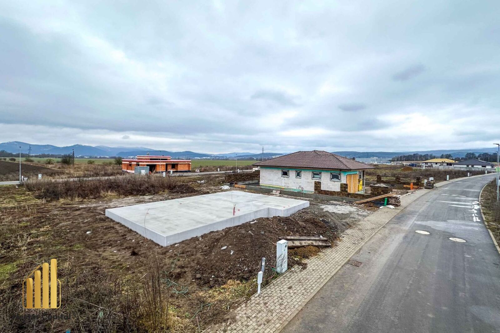 Pozemok so základovou doskou a projektom domu – možnosť dokončenia na kľúč, Sliač – fotka 3
