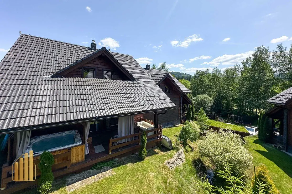 Tehlový rodinný dom s vírivkou, saunou a krbom v obľúbenej časti Oščadnice – len pár minút od Veľkej Rače