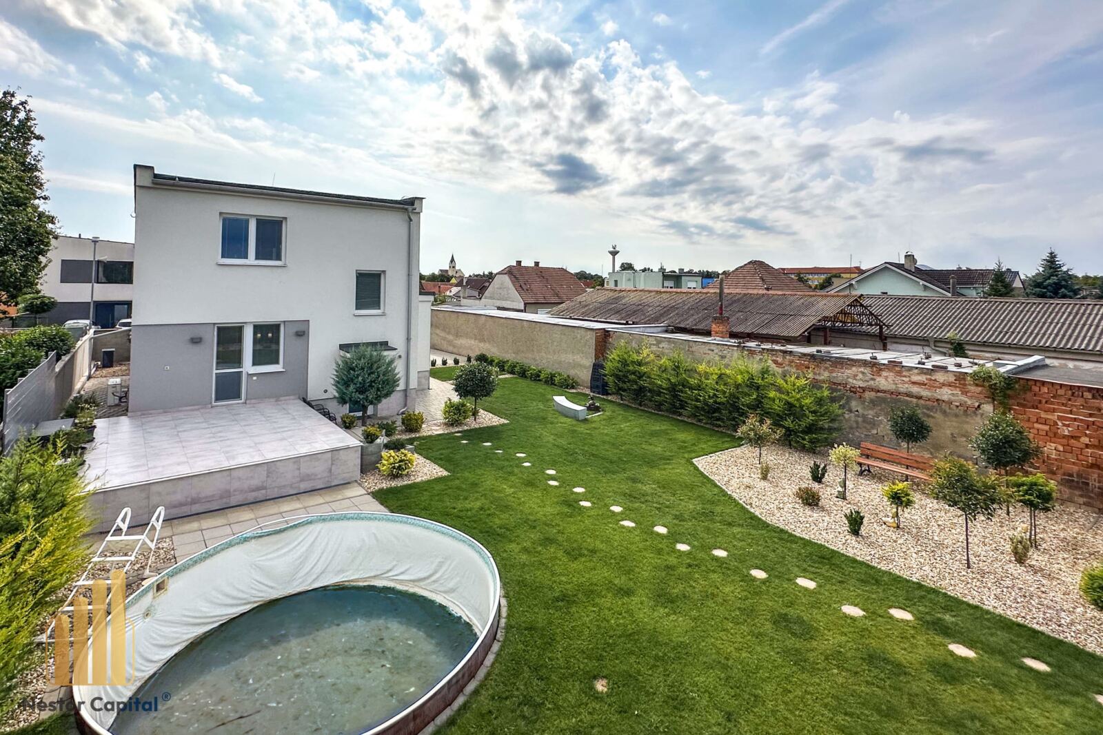 REZERVOVANÉ-Elegantný dvojpodlažný 4-izbový dom s bazénom a priestrannou záhradou, Cífer – fotka 3