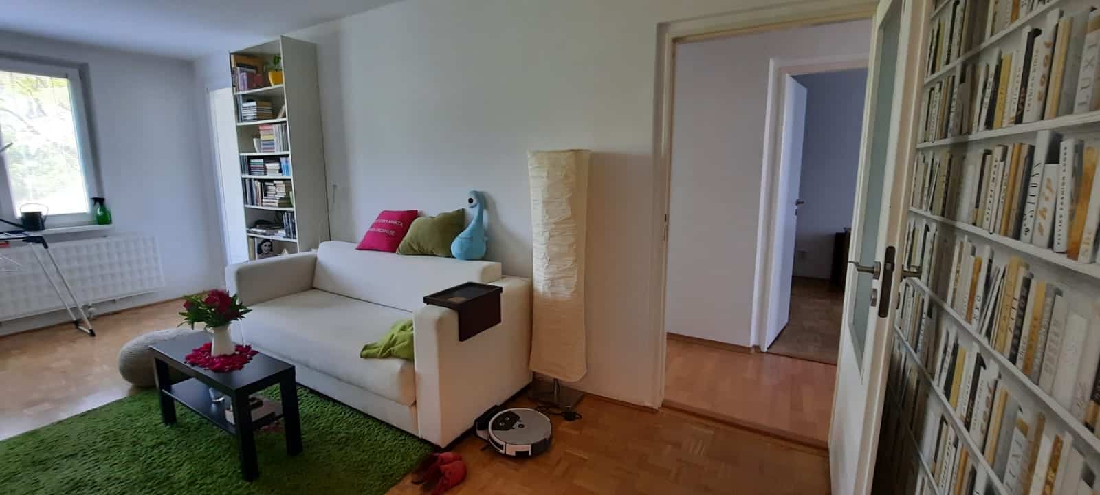 Byt pred homestagingom – obývačka v pôvodnom stave pred predajom