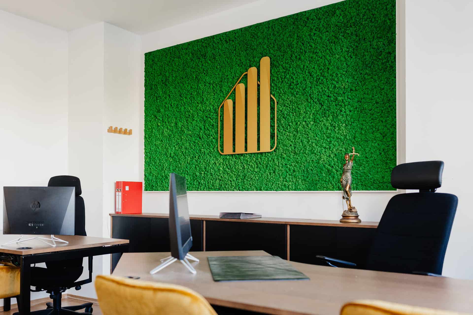 Kancelária Nestor Capital – zasadačka s machovou stenou a zlatým logom