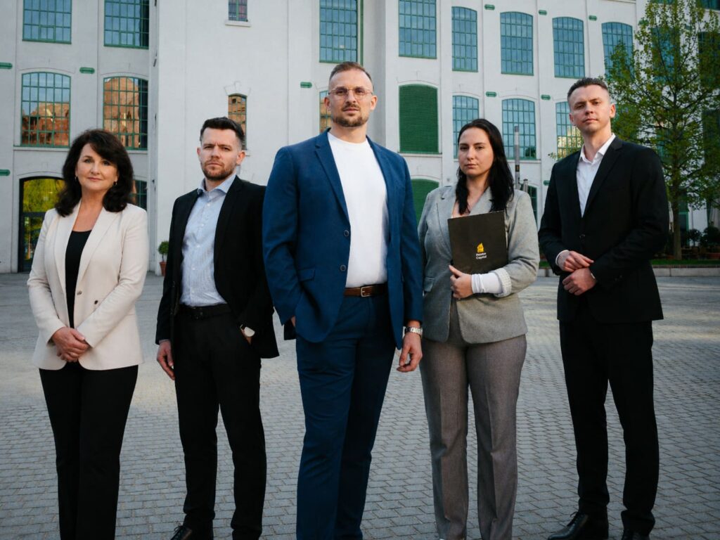 Tím Nestor Capital – traja muži a 2 ženy v obleku