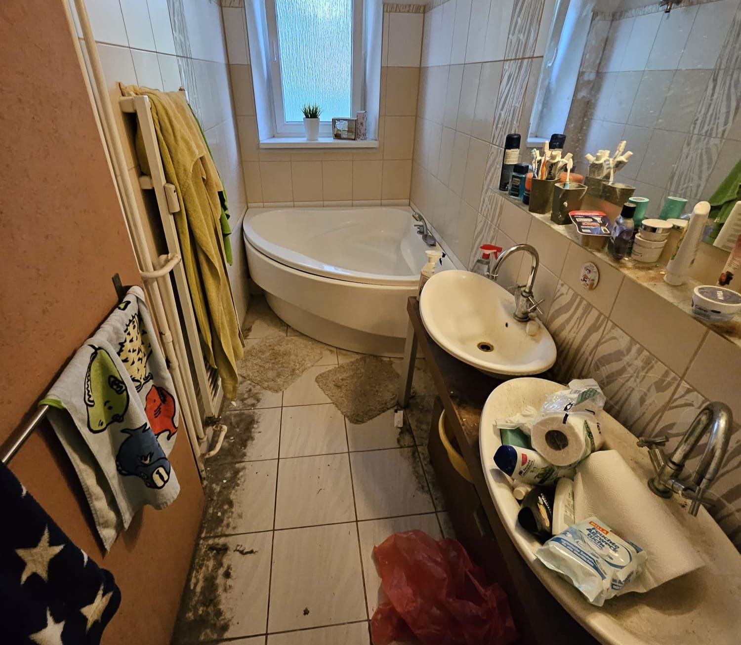 Kúpeľňa pred rekonštrukciou – pôvodný stav s rohovou vaňou a starým obkladom