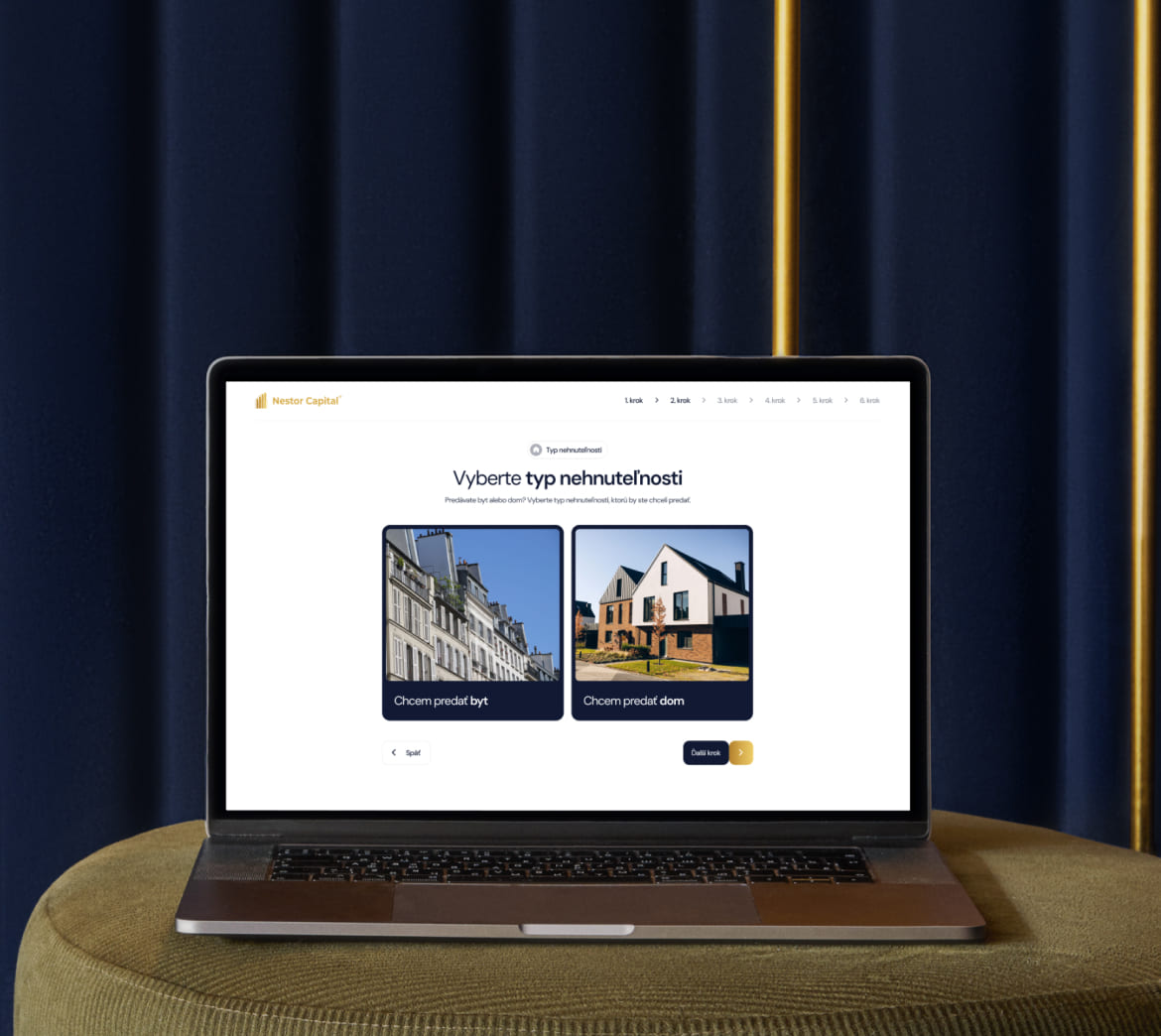 Notebook s otvorenou online kalkulačkou Nestor Capital na odhad ceny nehnuteľnosti – krok výberu typu nehnuteľnosti